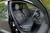 シートはレザーとスエード調のコンビ表皮。高さのある立派なヘッドレストが備わっている。