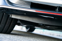 新型のフロントバンパーエアスポイラーは、やや後方に倒された形状と左右端に追加されたリブが特徴。グリル開口部の拡大にともなうダウンフォースの減少を相殺するとともに、タイヤ前の負圧を増すことでフロントリフトを低減させている。