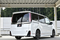 「ノアSi“GRスポーツ”」（写真）、「ヴォクシーZS“GRスポーツ”」ともに、ボディーカラーは全5色が用意される。