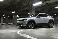 2021年1月に発売された「マツダMX-30 EVモデル」は、4年2カ月でその歴史に幕を下ろした。同車の販売終了後、現在マツダに純BEVはラインナップされていないが、ロータリーエンジンを発電機として搭載するマツダ独自のPHEV「MX-30ロータリーEV」がその後継モデルという位置づけだ。