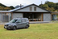 最後の目的地である、カフェ＆レストラン／イベントハウス「Hangar eight」にて。「ルノー・カングー ヴァリエテ」は、家族の足としても趣味の相棒としても、ドライバーズカーとしても高い素質を備えているカングーの魅力を、デザインと装備の両面において一段高めたクルマとなっていた。