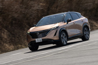 箱根のワインディングロードを走る「アリアB9 e-4ORCEリミテッド」。引き締まった足まわりと高度な電子制御により、2t超の車重を感じさせない走りを披露する。