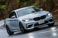 エアロダイナミクスを最適化したという「Mドアミラー」を装備。Aピラーに2本のステーで固定されたようなデザインとなっている（実際は1本）。