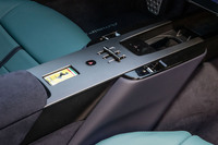 アノダイズ・アルミのセンターコンソールには、MT車のシフトゲートを思わせるシフトセレクターが配置される。