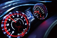 スピードメーターは、240km/hスケールとなる。