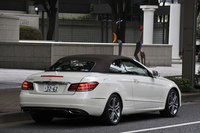 ボディーカラーは全12色、インテリアは5種類、ソフトトップは4色から選べる。試乗車は、ダイヤモンドホワイトとエスプレッソブラウンの組み合わせ。ソフトトップはブラウンが選択されていた。