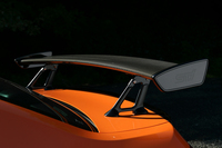 「NBR CHALLENGE PACKAGE」専用のドライカーボンリアスポイラー。2段階の角度調整機構を備えている。