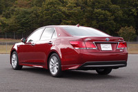 新型「クラウンアスリート」（ハイブリッド車）のリアビュー。