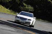 ワインディングロードではSH-AWDの効果を痛感する。左右の駆動力配分のおかげで旋回がスムースにでき、コーナーを速く脱出できるのだ。