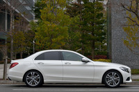 「C350eアバンギャルド」のサイドビュー。ボンネットの長さや、後方へと寄せられたキャビンが特徴的。