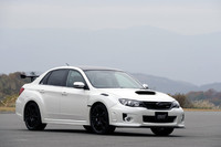 「S206 NBR CHALLENGE PACKAGE」には、カーボン製リアスポイラーや専用デカールのほか、カーボンルーフ、専用サイドシルプレートが備わる。車両本体価格は、「S206」の52万5000円高となっている。