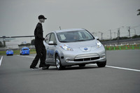 ドライバーの両手がステアリングホイールから離れていることに注意。障害物がない方向への操舵は完全自動で行われる。