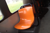 シエナ市内バス車内のFRP製シート。車両自体は「アウトードロモ」という、もう倒産してしまったカロッツェリア製だが、このシートはさまざまなバスに使われている、いわば汎用（はんよう）品である。