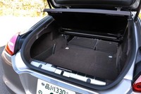 リアシートは6:4の分割可倒式。トノカバーはもちろん脱着可能。