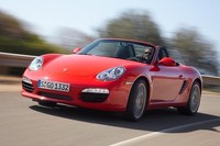 新トランスミッション「PDK」は、6MTモデルに比べ0-100km/h加速を0.1秒短縮できる。オプションの「スポーツクロノパッケージ」を選べば、さらに0.2秒の短縮が可能だ。