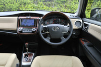 横基調のデザインを採用し、広がり感や安定感を表現したインストゥルメントパネル。表面にファブリックを貼るユニークな手法で上質感を演出している。