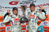 勝利のガッツポーズ。写真左から、片岡龍也と谷口信輝の両選手。