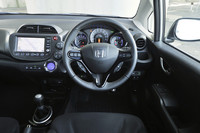 「ハイブリッドRS」にはオレンジステッチ入りの本革巻きステアリングホイールが装着される。