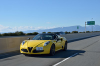 
	「アルファ・ロメオ4Cスパイダー」の0-100km/h加速タイムは4.5秒。最高の発進加速を容易に実現するローンチコントロール機能も備わる。
	