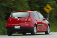 【スペック】
    E：全長×全幅×全高＝4205×1760×1485mm／ホイールベース＝2575mm／車重＝1320kg／駆動方式＝FF／1.6リッター直4DOHC16バルブ（116ps/6000rpm、15.8kgm/4000rpm）／車両本体価格＝240万4500円（テスト車＝265万1250円／VWマルチメディアステーション＝24万6750円）
    
    