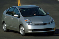 THSの基本的な動作モードは、発進・低速時：エンジン効率が悪いときにはガソリンを使わず、バッテリーの電力でモーターを回して走行。通常走行時：エンジンとモーターを使って、最も燃費の良い走りを考えながら走行。全開加速時：バッテリーからの電力をプラスして、力強く加速。減速・制動時：ブレーキを踏んだりアクセルをゆるめると、自動的に回生発電を行ない、バッテリーに電気を貯める。停車時：自動的にエンジン停止。というもの。燃費や排出する有害成分を大幅に減らすのが狙いだったが、「THS II」では、それに“走り”の要素が加わった