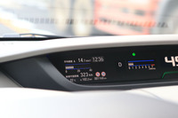 テスト車を含む一部グレードには、衝突被害軽減ブレーキや車線維持支援システムなどがセットになった安全装備「Honda SENSING」が搭載される。写真のように、道路標識をカメラで認識して内容をメーターパネルに表示する機能も。