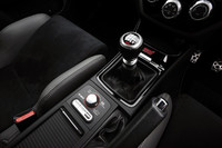 「S206」はMT車のみで、AT仕様は用意されない。シフトレバーの前方にはシリアルナンバー入りのプレートが添えられる。