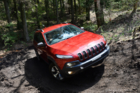 ヘビーデューティーな「トレイルホーク」の車重は1990kg。FFの「ロンジチュード」比で260kg、同じ4WDの「リミテッド」比で150kg増しとなる。
    