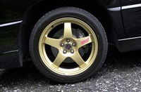 ゴールドのRAYS製17インチ鋳造アルミホイール、タイヤは225/45ZR17を履く。