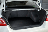 トランクルームの広さは506リッター。6：4分割可倒式のリアシートを倒せば、長さのある荷物を積むこともできる。（写真をクリックすると、シートの倒れる様子が見られます）
    