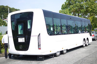 非常口は後端中央に設けた。通常のバスはここにエンジンがあるが、EVではそれがないために可能なのだ。後2輪はスパッツで覆われるため特徴あるスタイルを演出している。