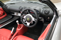 インテリアのデザインはクーペと共通。太くて嵩（かさ）のあるサイドシルはそのままだが、オープン時にはルーフがない分、クーペより楽に乗降できる。
    