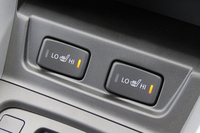 4WD車では、運転席と助手席に2段階の温度調整機構付きシートヒーターが装備される。