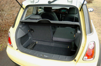 リアシートは5：5の分割フォールディング式。シート背もたれのスイッチを押せば、ワンタッチで倒れる。