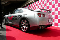 ピンクのチェッカーフラッグが目印！首都高交通安全キャンペーンで「ホメドライブ」始まるの画像