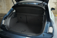 リアシートの格納は背もたれを前に倒すだけのシングルフォールディング式。若干傾斜が残るものの、簡単に操作することができる。（写真をクリックするとシートの倒れる様子が見られます）
    