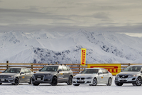 アイスファームは標高約1500mの高地にある。14のテストコースがまるでスキー場のごとく点在し（かつてはクロスカントリーのスキー場だったとか）、北半球とは正反対となる6月から8月まで開業している。
    