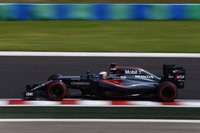 今年に入り復調著しいマクラーレンは、フリー走行でも常にトップ10に入る活躍を見せ、予選では2014年ブラジルGP以来となる2台そろってのQ3進出。フェルナンド・アロンソ（写真）7位、ジェンソン・バトン8位と好位置につけた。レースではアロンソが7位でフィニッシュし貴重なポイントを獲得。アロンソはなんと全セッションで7位だった。一方のバトンはハイドロリックプレッシャーが落ちて早々に失速、テールエンドをしぶとく走っていたが終盤に諦め、このレース唯一のリタイアを喫した。（Photo=McLaren）