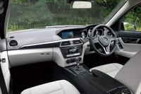 運転席まわりは、デザイン一新。インストゥルメントパネル中央に「COMANDディスプレイ」が配備される。