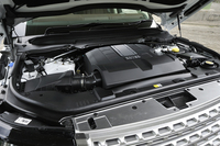 5リッターV8スーパーチャージドエンジンは510psと63.8kgmを発生する。JC08モード燃費は7.4km/リッター。