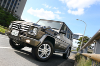 アプローチアングルに考慮してフロントバンパーに角度をつけるなど、悪路走破性能を高めるための工夫が随所に取り入れられたボディー。最低地上高は235mm、アプローチアングルは36度、デパーチャーアングルは27度となっている。
    