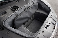 ボンネット下には容量100リッターの収納スペースが備わる。