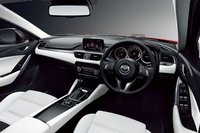 インストゥルメントパネルが一新された。写真は「XD Lパッケージ」（FF）。