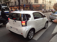 パリ・セーヌ左岸15区で。夕刻の交差点にやってきた「iQ」。
    
    