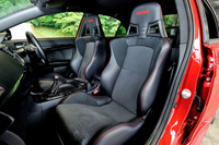 レカロ製レザーコンビネーションシートにもレッドステッチが入る。