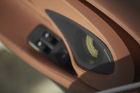 「570GT」では8スピーカーシステムが標準で装備される。B&W（バウアーズ＆ウィルキンス）の12スピーカーシステム（写真）をオプション選択することも可能（欧州仕様の場合）。