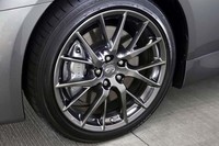 ホイールは、7スポークの19インチ。色はシックなグラファイト。