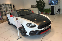 「アバルト124スパイダー」のイタリア国内価格は、MT仕様が4万ユーロ（およそ460万円）、AT仕様が4万2000ユーロ（およそ480万円）。円換算すると日本国内価格より高くなるのは、22％という付加価値税の影響によるところが大きいだろう。