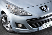 マイナーチェンジでデザインがよくなるという経験はあまりないけれど、このクルマに関してはフェイスリフト後の顔のほうが好き。格子状だったラジエターグリルがすっきりとして、佇まいが上品になった。
ホイールのデザインも新しくなった。タイヤサイズは195/55R16で、試乗車が履いていた銘柄はコンチネンタルのコンチプレミアムコンタクト2だった。