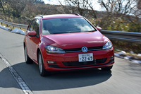 フロント周りのデザインも、ハッチバックモデル「ゴルフ」そのもの。ボディーカラーは、テスト車のトルネードレッドを含め、白、銀、青、黒など全8色が用意される。